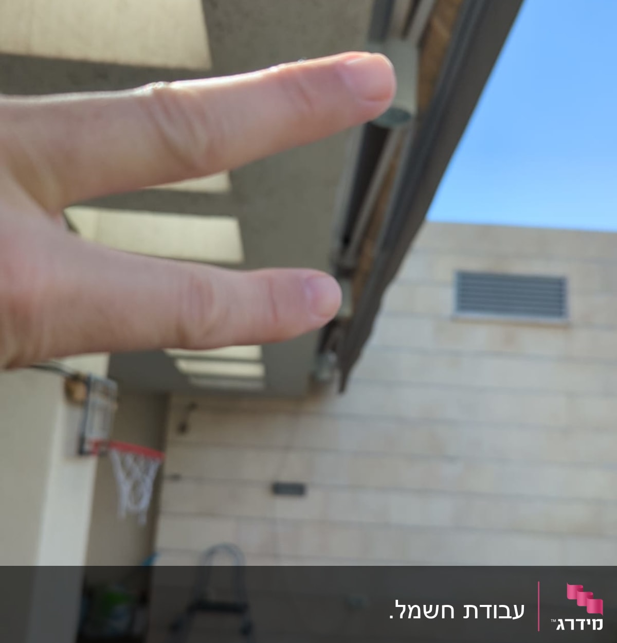 סולם מתכת מתקפל ליד קיר חיצוני